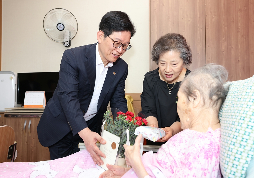 고광효 관세청장이 8일(수) 어버이날을 맞아 대전 동구 소재의 노인요양시설 '예스시니어'에 방문해 요양시설에서 생활하시는 어르신들께 카네이션을 전달하고 있다.