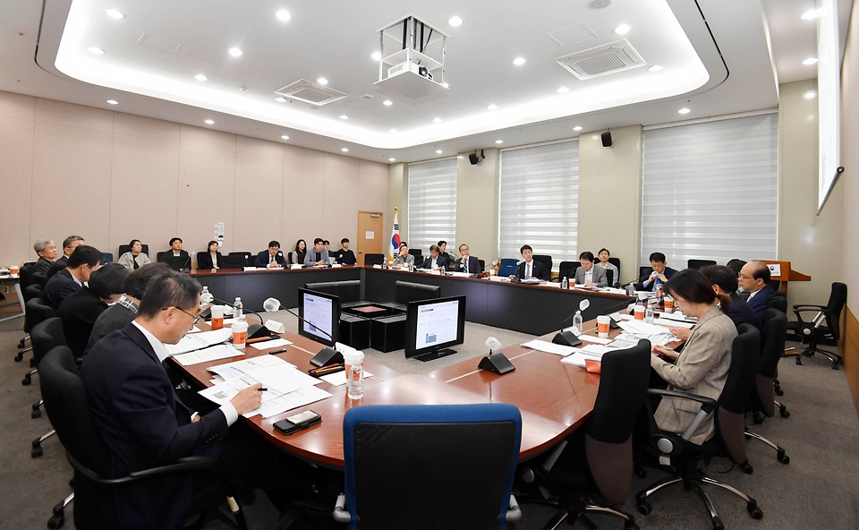 김윤상 기획재정부 차관이 8일 서울 종로구 정부서울청사에서 열린 ‘제2회 민간투자사업심의위원회’를 주재하고 있다. 