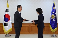 한덕수 국무총리가 7일 서울 종로구 정부서울청사에서 열린 차관급 임명장 수여식에서 강인선 외교부 2차관에게 임명장을 전수하고 있다. 