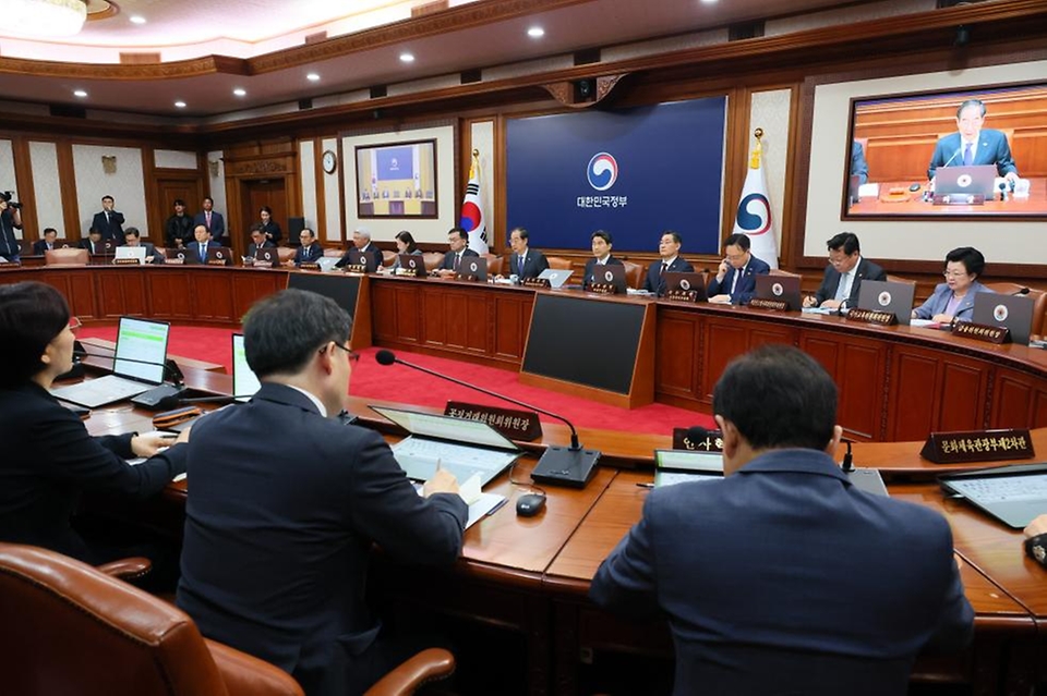 한덕수 국무총리가 7일 서울 종로구 정부서울청사에서 열린 ‘제20회 국무회의’를 주재하고 있다.