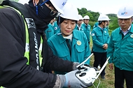 송미령 농림축산식품부 장관이 8일 전라남도 장성군 선동저수지를 방문해 정밀안전진단 장비를 점검하고 있다.