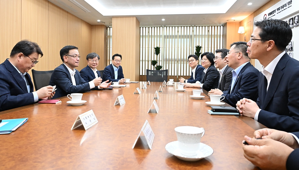 최상목 경제부총리 겸 기획재정부 장관이 8일 정부세종청사 중앙동 내 민원동에서 열린 범부처 민생안정지원단 출범식에 앞서 간담회를 하고 있다. 