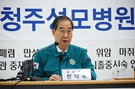 한덕수 국무총리가 8일 충북 청주시 청주 성모병원을 방문해 응급환자 이송 및 전원체계를 점검하고 격려의 말을 하고 있다. 
