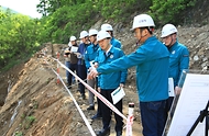 남성현 산림청장이 8일 충북 진천군 백곡면 산사태 피해 복구현장을 찾아 관계자들과 현장점검을 하고 있다.