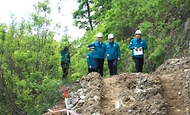 남성현 산림청장이 8일 충북 진천군 백곡면 산사태 피해 복구현장을 찾아 관계자들과 현장점검을 하고 있다.