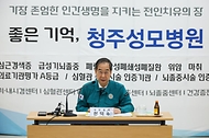 한덕수 국무총리가 8일 충북 청주시 청주 성모병원을 방문해 응급환자 이송 및 전원체계를 점검하고 격려의 말을 하고 있다. 