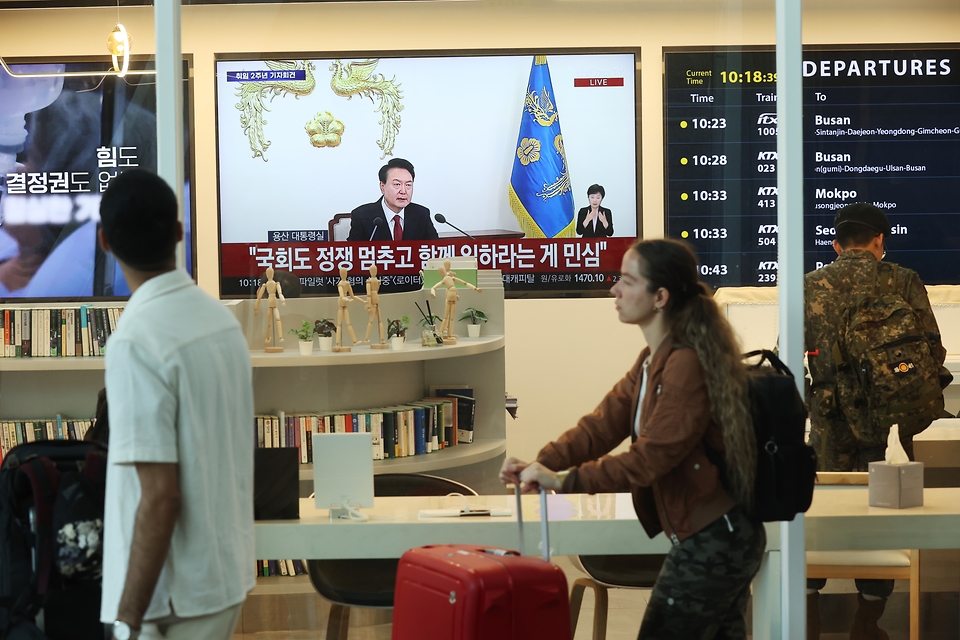 <p>9일 오전 서울 용산구 서울역 대합실에서 시민들이 윤석열 정부 2년 국민보고 및 기자회견 방송을 시청하고 있다. 이날 윤석열 대통령은 지난 2022년 8월 취임 100일 기자회견 이후 1년 9개월만에 기자회견을 가졌다.&nbsp;</p>