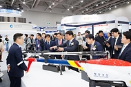 박상우 국토교통부 장관 9일 인천 연수구 송도컨벤시아에서 열린 ‘2024 대한민국 드론 박람회’에서 전시장을 둘러보고 있다.