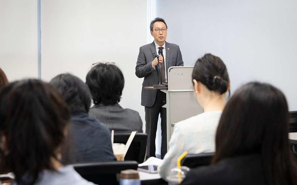 박민수 보건복지부 제2차관이 2일 국립중앙의료원 중앙응급의료센터를 방문해 현장 근무 직원들을 격려하고 있다.