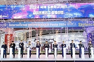 박상우 국토교통부 장관 9일 인천 연수구 송도컨벤시아에서 열린 ‘2024 국제 드론축구 제전’에서 세미프로리그 출범선언 후 박수치고 있다.
