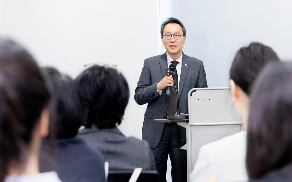 박민수 보건복지부 제2차관이 2일 국립중앙의료원 중앙응급의료센터를 방문해 현장 근무 직원들을 격려하고 있다.