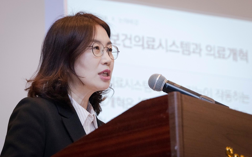 강희정 한국보건사회연구원 보건정책연구실장이 2일 서울 마포구 서울가든호텔서 열린 의료개혁 추진을 위한 건강보험과 재정의 역할 ‘제8차 의료개혁 정책 토론회’에서 주제 발표를 하고 있다.