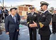 신원식 국방부 장관이 2일 호주 함대사령부를 방문해 호주 해군 구축함 브리즈번함(DDG)에서 해군 관계자와 대화하고 있다.