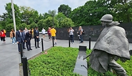 남화영 소방청장이 6일(현지시간) 미국 워싱턴 D.C.에 있는 한국전 참전용사 기념비(Korean War Veterans Memorial)를 찾아 헌화 후 묵념하고 있다. 