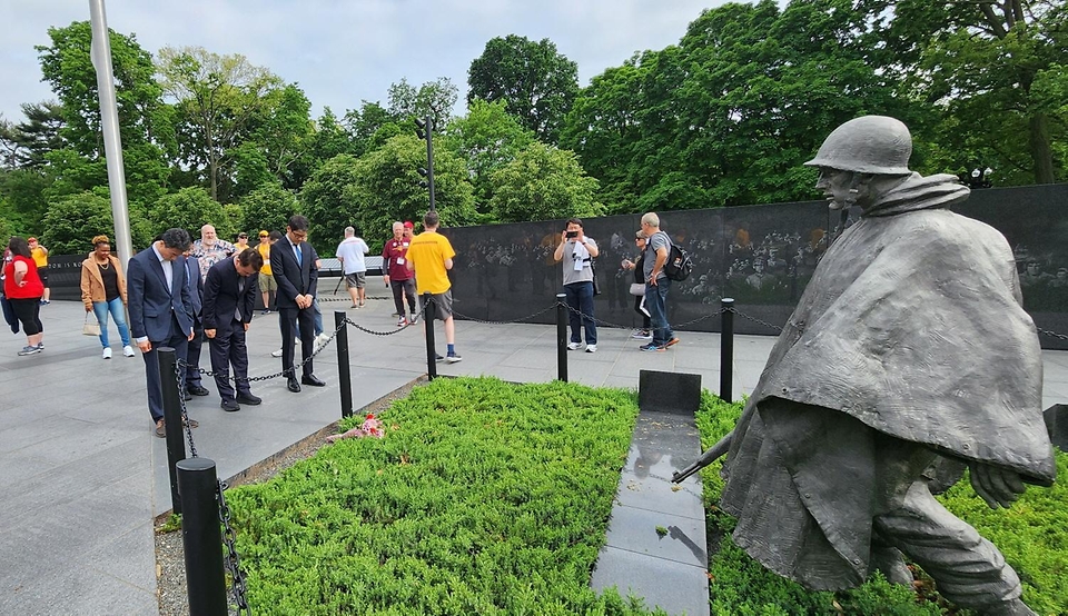남화영 소방청장이 6일(현지시간) 미국 워싱턴 D.C.에 있는 한국전 참전용사 기념비(Korean War Veterans Memorial)를 찾아 헌화 후 묵념하고 있다. 