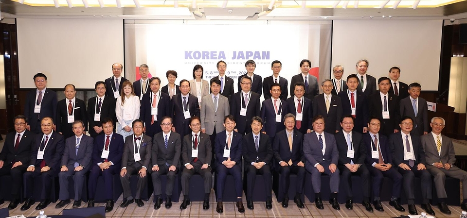 이주호 사회부총리 겸 교육부 장관이 9일 서울 중구 웨스틴 조선 서울 호텔에서 열린 ‘한일 대학총장 포럼’에서 기념 촬영을 하고 있다. 