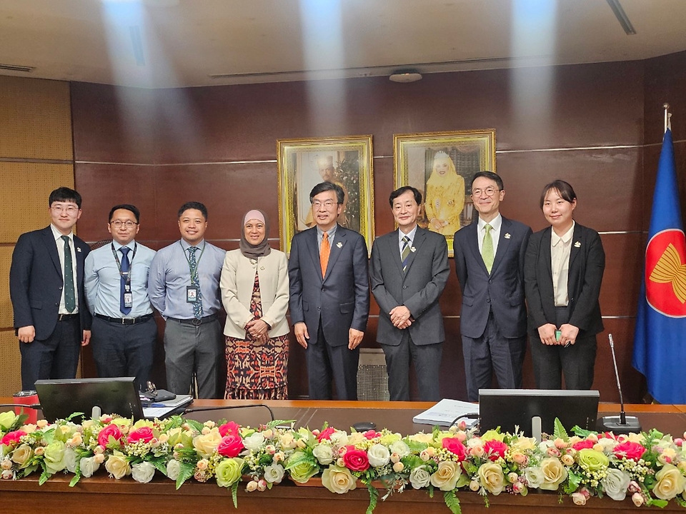 외교부 장관 특사단은 8일 브루나이 반다르스리브가완에서 파리다(Farida) 총리실 에너지 담당 
 차관 및 자임(Za’iem) 브루나이 기후변화사무국장과 면담 후 기념 촬영을 하고 있다.