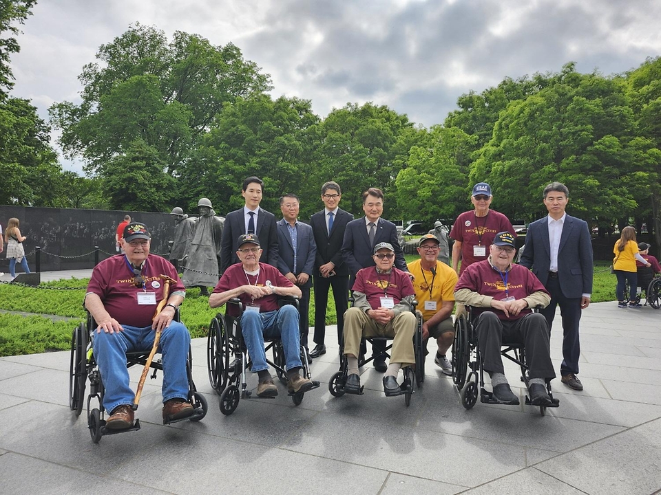 남화영 소방청장이 6일(현지시간) 미국 워싱턴 D.C.에 있는 한국전 참전용사 기념비(Korean War Veterans Memorial)에서 6·25 참전용사들과 기념 촬영을 하고 있다. 