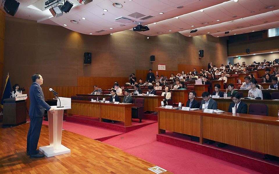 정인교 산업통상자원부 통상교섭본부장이 9일 서울 서초구 KOTRA 국제회의장에서 열린 ‘유럽연합(EU) 공급망실사지침 대응 설명회’에서 개회사하고 있다. 이날 설명회는 우리 기업이 공급망 실사 대응력을 갖출 수 있도록 CSDDD(공급망실사지침)에 대한 이해를 높이고 대응 방향을 모색하기 위해 진행됐다.