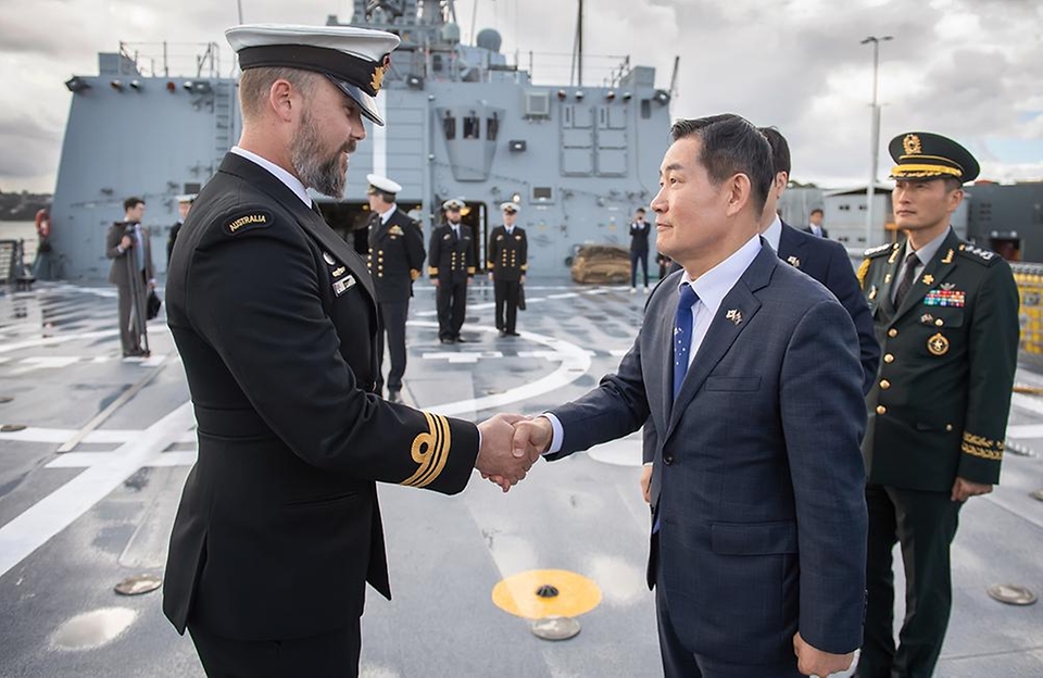 신원식 국방부 장관이 2일 호주 함대사령부를 방문해 호주 해군 구축함 브리즈번함(DDG)에서 해군 관계자와 악수하고 있다.