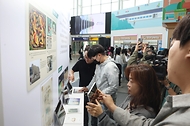 10일 서울역 대합실 내 공항철도 입구에 마련된 국가유산 디지털 홍보관 개관식에서 관람객들이 전시를 둘러보고 있다. 문화재청은 17일 국가유산청 출범을 맞아 10일부터 19일까지 국가유산 디지털 홍보관을 운영한다. <br><br>한국 대표하는 명소인 경복궁, 경주 첨성대, 금관총 금관 및 금제 관식 등 다양한 국가유산을 소재로 가상현실(VR), 증강현실(AR) 등 첨단기술을 활용한 디지털 콘텐츠를 체험할 수 있다.