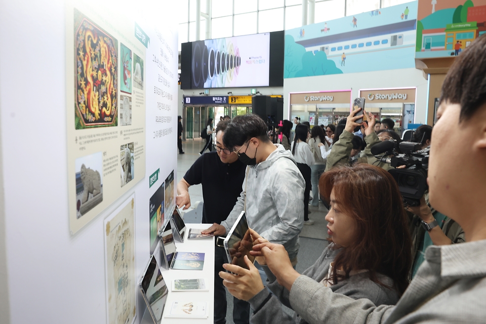 10일 서울역 대합실 내 공항철도 입구에 마련된 국가유산 디지털 홍보관 개관식에서 관람객들이 전시를 둘러보고 있다. 문화재청은 17일 국가유산청 출범을 맞아 10일부터 19일까지 국가유산 디지털 홍보관을 운영한다. <br><br>한국 대표하는 명소인 경복궁, 경주 첨성대, 금관총 금관 및 금제 관식 등 다양한 국가유산을 소재로 가상현실(VR), 증강현실(AR) 등 첨단기술을 활용한 디지털 콘텐츠를 체험할 수 있다.