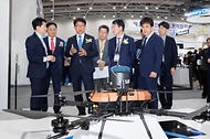 박상우 국토교통부 장관 9일 인천 연수구 송도컨벤시아에서 열린 ‘2024 대한민국 드론 박람회’에서 전시장을 둘러보고 있다.
