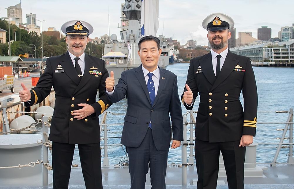 신원식 국방부 장관이 2일 호주 함대사령부를 방문해 호주 해군 구축함 브리즈번함(DDG)에서 해군 관계자들과 기념 촬영을 하고 있다. 