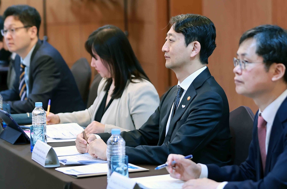 안덕근 산업통상자원부 장관이 10일 서울 중구 코리아나호텔에서 탈라이벡 이브라예프(Taalaibek Ibraev) 키르기스스탄 에너지부 장관과 면담하고 있다. 