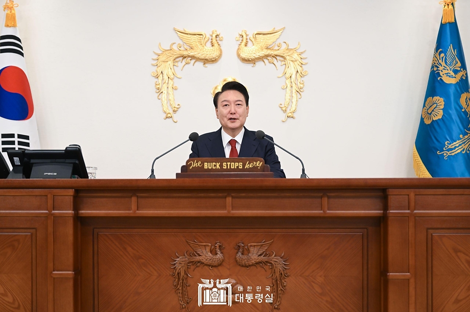 윤석열 대통령이 9일 용산 대통령실 청사 집무실에서 ‘윤석열 정부 취임 2주년 국민보고’를 하고 있다.