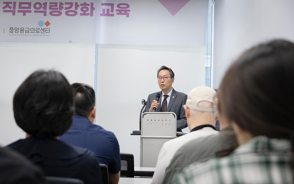 박민수 보건복지부 제2차관이 2일 국립중앙의료원 중앙응급의료센터를 방문해 현장 근무 직원들을 격려하고 있다.