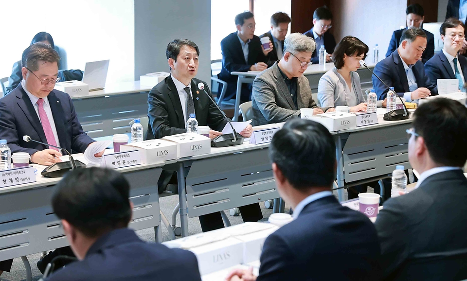 안덕근 산업통상자원부 장관이 10일 서울 강남구 한국무역협회 회의실에서 열린 ‘제1차 유통산업 미래포럼 간담회’를 주재하고 있다.