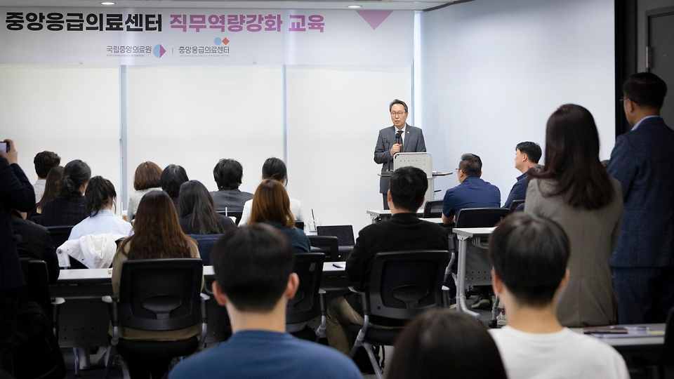 박민수 보건복지부 제2차관이 2일 국립중앙의료원 중앙응급의료센터를 방문해 현장 근무 직원들을 격려하고 있다.