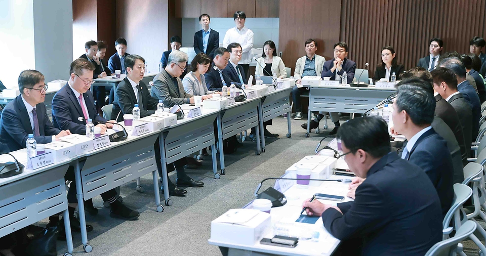 안덕근 산업통상자원부 장관이 10일 서울 강남구 한국무역협회 회의실에서 열린 ‘제1차 유통산업 미래포럼 간담회’를 주재하고 있다. 이날 간담회에서는 첨단 유통기술 확산, 상생 및 제도개선, 글로벌 진출 등 분야별 전략 수립 방안을 논의했다.