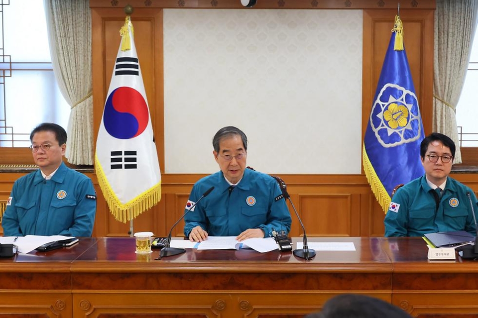 한덕수 국무총리가 10일 서울 종로구 정부서울청사에서 열린 의사집단행동 중앙재난안전대책본부 회의를 주재하고 있다.