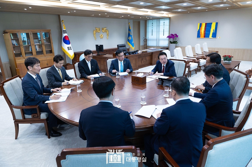윤석열 대통령이 9일 서울 용산 대통령실 청사에서 열린 ‘제1차 경제이슈점검회의’를 주재하고 있다.