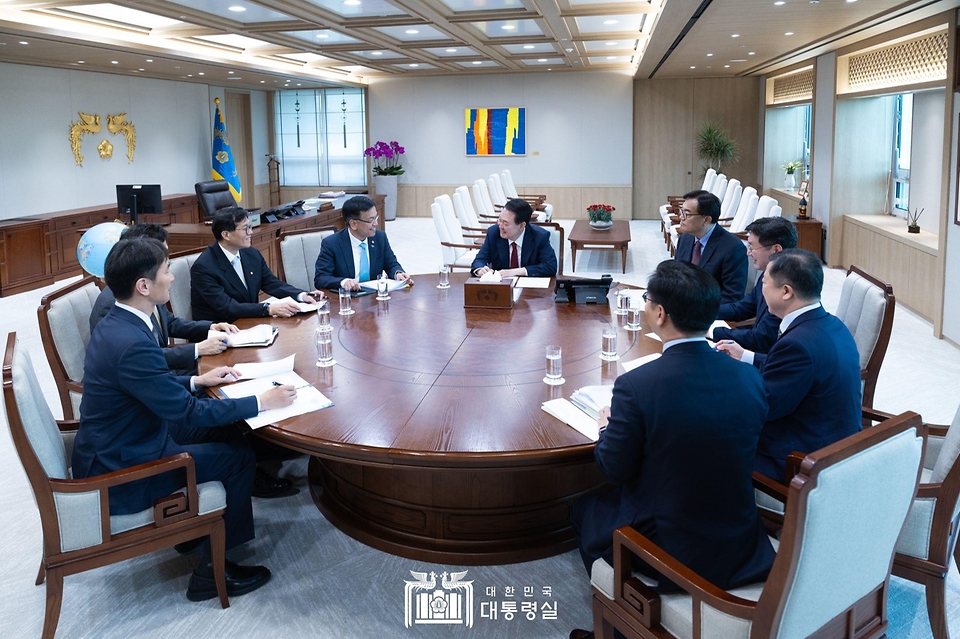 윤석열 대통령이 9일 서울 용산 대통령실 청사에서 열린 ‘제1차 경제이슈점검회의’를 주재하고 있다. 이날 회의에서는 부동산 PF, 기업 밸류업, 공매도 등 경제·금융 현안을 점검하고 대응 방향을 논의했다.