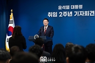 윤석열 대통령이 9일 용산 대통령실 청사 브리핑룸에서 열린 ‘윤석열 정부 취임 2주년 기자회견’에서 취재진의 질문을 듣고 있다. 