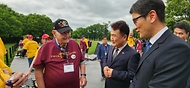 남화영 소방청장이 6일(현지시간) 미국 워싱턴 D.C.에 있는 한국전 참전용사 기념비(Korean War Veterans Memorial)에서 6·25 참전용사에게 한국전 참전 이야기를 전해 듣고, 감사 인사를 전하고 있다.