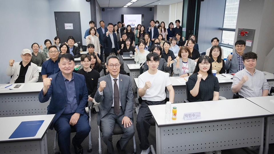 박민수 보건복지부 제2차관이 2일 국립중앙의료원 중앙응급의료센터를 방문해 현장 근무 직원들을 격려 후 기념 촬영을 하고 있다.