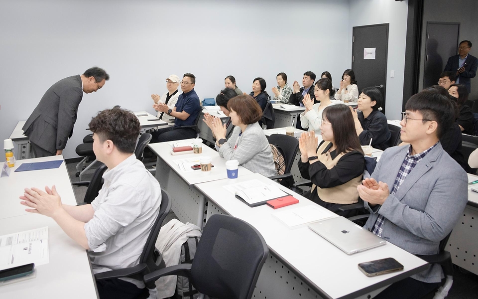 박민수 보건복지부 제2차관이 2일 국립중앙의료원 중앙응급의료센터를 방문해 현장 근무 직원들에게 인사하고 있다.