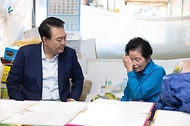 윤석열 대통령이 10일 서울 서대문구 영천시장을 찾아 과일 가게를 운영하는 어르신과 대화하고 있다. 