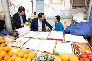 윤석열 대통령이 10일 서울 서대문구 영천시장을 찾아 과일 가게를 운영하는 어르신과 대화하고 있다. 