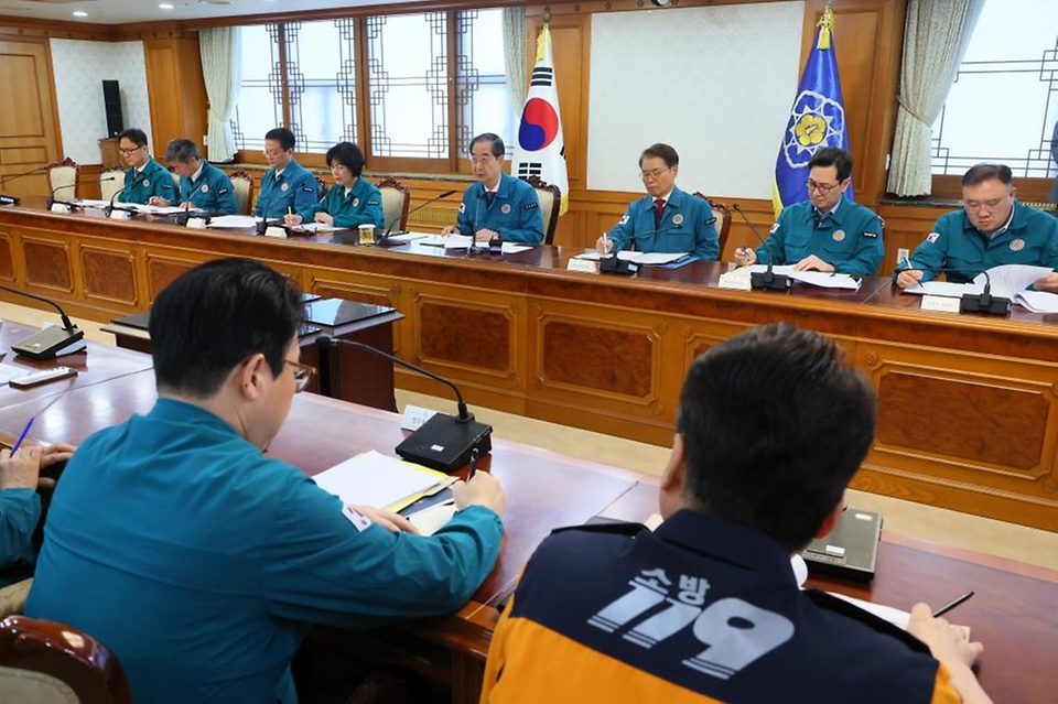 한덕수 국무총리가 13일 서울 종로구 정부서울청사에서 열린 의사집단행동 중앙재난안전대책본부 회의를 주재하고 있다.