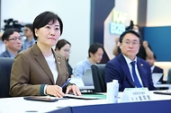 송미령 농림축산식품부 장관이 13일 서울 서초구 aT센터 농산물 온라인도매시장에서 열린 ‘농수산물 수급안정 및 유통구조 개선방안 현장 설명회’에 강도형 해양수산부 장관과 참석하고 있다.