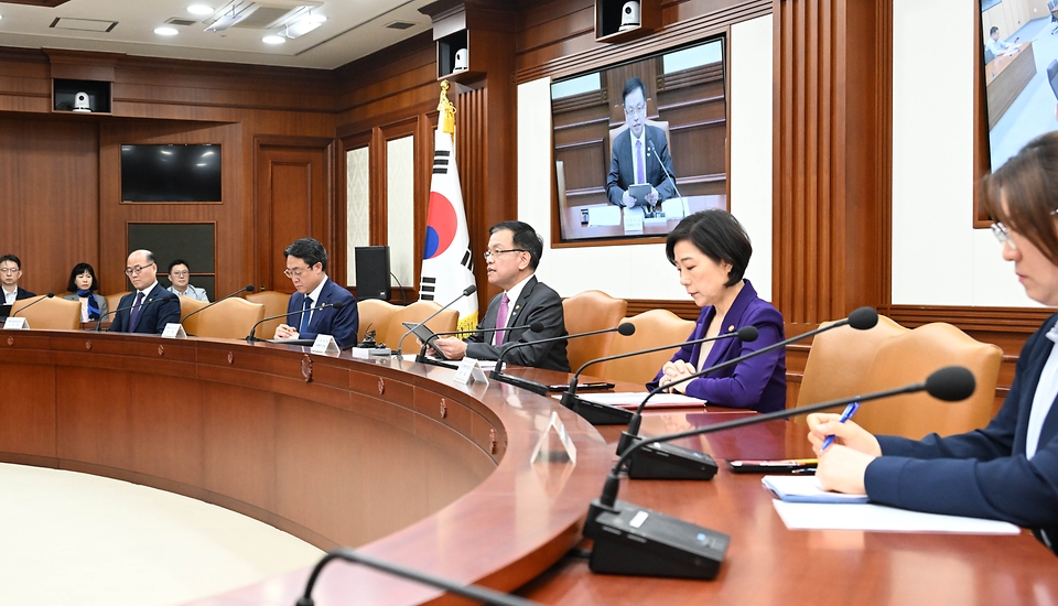 최상목 경제부총리 겸 기획재정부 장관이 13일 서울 종로구 정부서울청사에서 열린 ‘경제관계장관회의’를 주재하며 모두발언을 하고 있다.