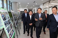 이상민 행정안전부 장관이 10일 충북 제천시 재외동포지원센터를 방문해 지역 인구감소위기 극복을 위한 고려인 이주정착 지원사업 등을 점검하고 있다.