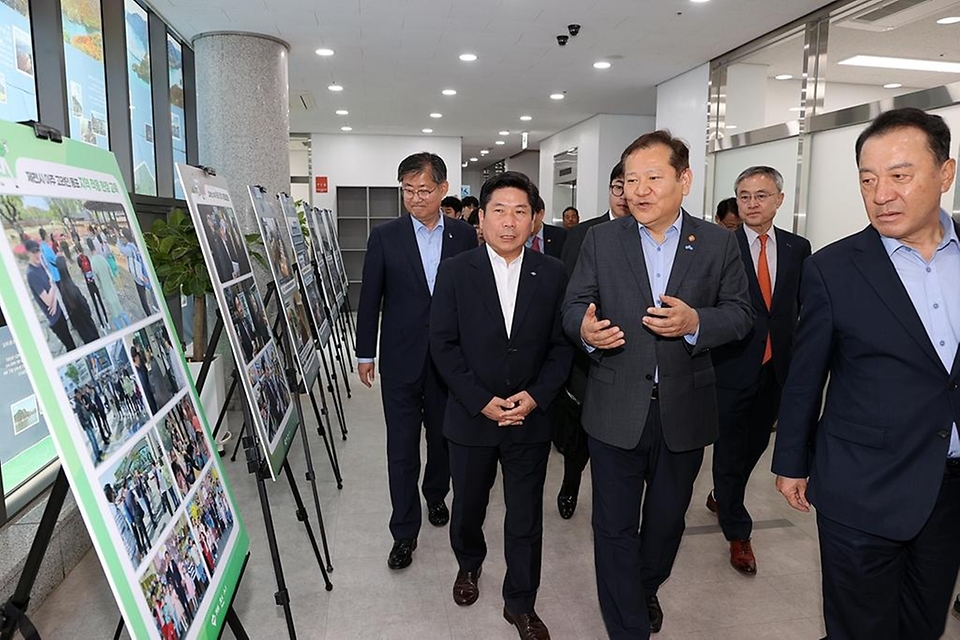 이상민 행정안전부 장관이 10일 충북 제천시 재외동포지원센터를 방문해 지역 인구감소위기 극복을 위한 고려인 이주정착 지원사업 등을 점검하고 있다.