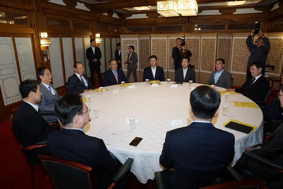 한덕수 국무총리가 12일 서울 종로구 국무총리공관에서 열린 긴급 고위 당·정·대 협의회에서 참석자들과 자리에 앉아 회의 시작을 기다리고 있다.