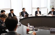 최상목 경제부총리 겸 기획재정부 장관이 10일 경기도 화성시 소재 반도체기업 HPSP를 방문해 반도체 관련 업계 간담회를 하고 있다.